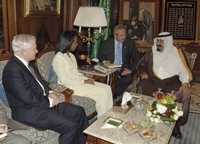 El rey saudita Abdallah (extremo derecho) recibió ayer en la ciudad de Yeda a los secretarios de Defensa, Robert Gates, y de Estado, Condoleezza Rice (a la izquierda). Ambos funcionarios de la Casa Blanca realizan una gira por Medio Oriente