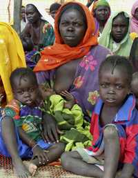 En un campo de refugiados de Goz Beida, al este de Chad, familias con problemas de desnutrición esperan ser atendidas por integrantes de Médicos Sin Fronteras. La imagen, del pasado 29 de junio