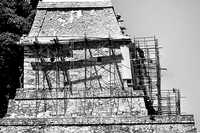 El templo 21 del sitio prehispánico de Palenque, Chiapas, en imagen de 2002. Allí, particulares y el Instituto Nacional de Antropología e Historia comparten la propiedad de los terrenos donde se asientan esos vestigios mayas