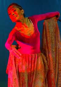 Sonia Amelio, la noche del lunes, durante la presentación de la notable bailarina y crotalista en el teatro Rafael Solana