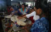 Hora de la comida en el caracol de La Realidad, donde se realizó el segundo Encuentro de los pueblos zapatistas con los pueblos del mundo
