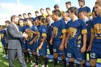 El rector Juan Ramón de la Fuente se reunió con el plantel de Pumas de la UNAM y les deseó la mejor suerte en el torneo que se iniciará el fin de semana