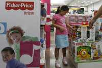Unos 14 tipos de juguetes comercializados con la marca Fisher-Price serán retirados del mercado mexicano a causa de que la pintura podría contener altos niveles de plomo