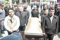 En primer plano, Luis Javier Algorry, secretario de Seguridad Pública de Tijuana, y Víctor Manuel Zataráin, director de la dependencia, flanquean un ataúd durante un funeral de policías en noviembre de 2006
