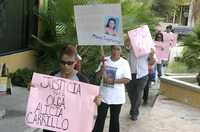 Madres de mujeres asesinadas en Ciudad Juárez efectuaron ayer una protesta en aquella localidad ante las oficinas de la fiscalía especial, en demanda de justicia