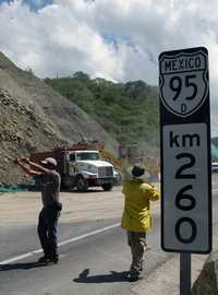 Remoción de rocas y tierra en el kilómetro 260 de la Autopista del Sol, en el estado de Guerrero, después del derrumbe ocurrido el martes pasado, que provocó el cierre de tres carriles