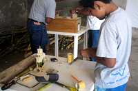 Un niño crea artesanías de bambú, en el ejido Villa del Mar, en Jalisco