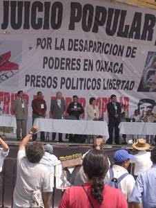 <br>Mitglieder der APPO, Itelektuelle, Anwälte und Künstler begannen am fr.03.ago.2007 auf dem Zócalo einen landesweites »tribunal popular«