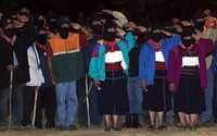 Saludo a la bandera durante la ceremonia de inauguración del segundo Encuentro de los Pueblos Zapatistas con los Pueblos del Mundo, en el caracol de Oventic. Imagen de archivo