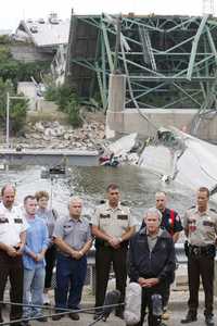 Bush ora en Minneapolis en las ruinas del puente junto a sobrevivientes y rescatistas.