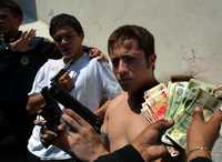 En imagen de archivo, dos asaltantes detenidos después de robar en una sucursal bancaria en calzada de Tlalpan y San Fernando