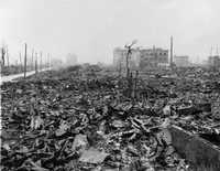 El realizador estadunidense de origen japonés recuperó material visual inédito sobre los ataques. Imagen captada en 1945 en Hiroshima