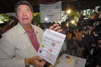 El candidato de la alianza Para que Vivas Mejor, Jorge Hank Rhon, deposita su voto en una casilla de Tijuana