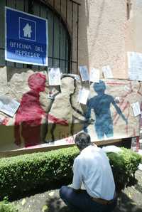 La organización HIJOS e integrantes de la Asamblea Popular de los Pueblos de Oaxaca empapelaron las oficinas de la representación del gobierno de Oaxaca en el Distrito Federal, en Shakespeare 68, colonia Anzures