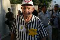 Uno de los participantes de la marcha de sobrevivientes del Holocausto, ayer en Israel