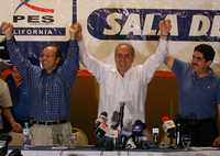 Salvador Morales Riubí, dirigente estatal del PAN, y el líder nacional de ese partido, Manuel Espino Barrientos, alzan los brazos al candidato de la Alianza por Baja California a la gubernatura, José Guadalupe Osuna Millán