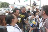 Maestros disidentes discuten con el secretario general del Partido Nueva Alianza y diputado federal Jorge Kahwagi (a la derecha), luego de la detención de 30 profesores del Sindicato Nacional de Trabajadores de la Educación que se habían concentrado en un hotel de Tijuana