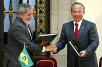 El presidente de Brasil, Luiz Inacio Lula da Silva, saluda al presidente Felipe Calderón durante la conferencia de prensa que ofrecieron ayer en Palacio Nacional