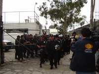 Granaderos de la Agencia de Seguridad Estatal, a su salida del penal de La Perla, en el municipio de Nezahualcóyotl