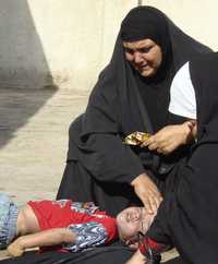 En la ciudad de Baquba una iraquí ante el cuerpo de su nieto, muerto en un ataque con bomba en un camino cerca de la localidad