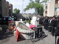 Unos 300 granaderos de la Agencia de Seguridad Estatal y policías municipales llevaron a cabo un desalojo en la unidad habitacional La Monera, en Ecatepec