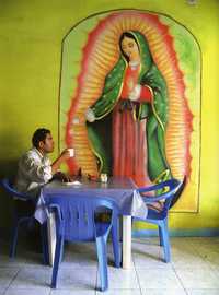 Una muestra de la pasión del diseñador Rafael López Castro por la fotografía se traduce en el libro que publica Ediciones Era, el cual incluye 300 imágenes (aquí reproducimos cuatro) de las más de 3 mil que el artista captó en las calles del país, donde aparece representada la Virgen de Guadalupe, a manera de ''una oración gráfica o pictórica''