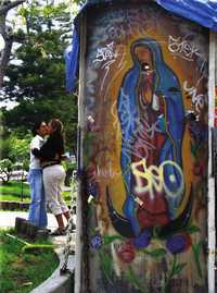 Una muestra de la pasión del diseñador Rafael López Castro por la fotografía se traduce en el libro que publica Ediciones Era, el cual incluye 300 imágenes (aquí reproducimos cuatro) de las más de 3 mil que el artista captó en las calles del país, donde aparece representada la Virgen de Guadalupe, a manera de ''una oración gráfica o pictórica''