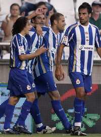 El mexicano Guardado (izquierda) felicita a su compañero Riki, autor de uno de los goles con que el Deportivo La Coruña se impuso al Real Madrid