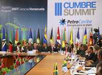 El presidente de Venezuela, Hugo Chávez, acompañado de los mandatarios de las naciones caribeñas que asistieron a la tercera cumbre Petrocaribe realizada en Caracas