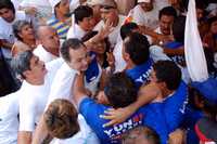 El dirigente municipal del PRI, Luis Gabriel Retolaza Vives (de camisa blanca) se enfrentó a simpatizantes del candidato del PAN a la alcaldía de Boca del Río, Miguel Angel Yunes Márquez, en las afueras de una radiodifusora en el puerto de Veracruz tras un debate el martes pasado