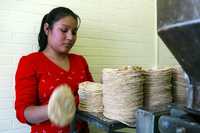 En algunas ciudades del país el kilogramo de tortillas se vende hasta en 12 pesos