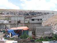 Numerosas viviendas de la colonia Prados de San Juan están a la venta o abandonadas debido a la contaminación de lixiviados provenientes del basurero de Chiconautla, que ya rodea los inmuebles