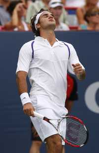 El favorito para ganar en Canadá, Roger Federer, lamenta la derrota que le propinó el serbio Novak Djokovic