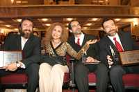 La orgullosa Maricruz Nájera y su hijos Demián, Bruno y Odiseo, quienes recibieron el Cabrito de Plata en el FIC de Monterrey