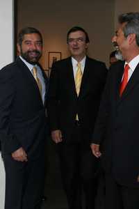 El rector de la UNAM, Juan Ramón de la Fuente; el jefe de Gobierno del DF, Marcelo Ebrard, y Enrique Villa Rivera, director del IPN, durante la presentación del Programa de estímulos para el bachillerato universal 2007-2008, en el Museo Estación Indianillas