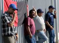 Mineros en huelga hacen guardia en Cananea, Sonora