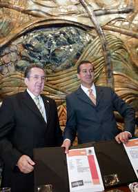 Los titulares de la SRA, Abelardo Escobar, y de la Semarnat, Juan Rafael Elvira Quesada, durante la firma del convenio