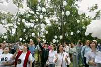 Vecinos de Lomas de Chapultepec realizaron ayer una cadena humana y soltaron globos blancos en protesta por la construcción de la Torre Bicentenario