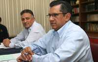 Joel Ortega, secretario de Seguridad Pública del Distrito Federal (en primer plano), y Héctor Jiménez, titular de la Agencia Estatal de Seguridad mexiquense, ayer durante una conferencia de prensa