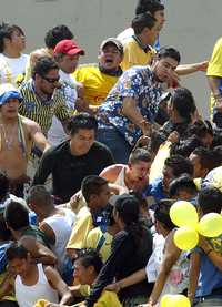 Integrantes de las porras Monumental y Disturbio del América se enfrentaron entre sí afuera del estadio Olímpico Universitario