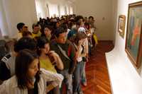 Más de seis horas debieron esperar aquellos que quisieron ver la exposición de Frida Kahlo 1907-2007. Homenaje Nacional, en el Palacio de Bellas Artes. En las salas también hubo aglomeraciones