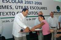 El gobernador de Michoacán, Lázaro Cárdenas Batel, entregó gratuitamente libros de texto, uniformes y útiles escolares para estudiantes de primaria y secundaria, tras inaugurar el ciclo escolar 2007-2008