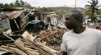 Un residente observa los destrozos del huracán Dean en Kingston, Jamaica