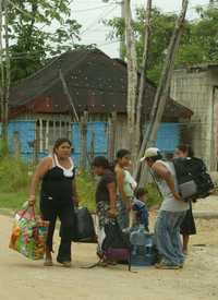 Familias de Chetumal, Quintana Roo, dejan sus viviendas de paja, madera y lámina de cartón