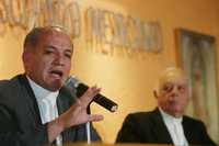 El secretario general y el vicepresidente de la Conferencia del Episcopado Mexicano, Leopoldo González y Alberto Suárez Inda, respectivamente, en conferencia de prensa