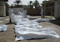 En el patio de un hospital de Baquba empleados de la morgue colocan los cuerpos de 25 personas encontrados hace unos días en una fosa común en dicha ciudad iraquí