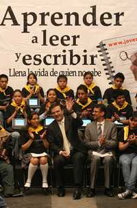 El jefe de Gobierno, Marcelo Ebrard, puso en marcha ayer el programa de alfabetización que ejecutará el Instituto de la Juventud