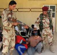 Soldados iraquíes custodian a detenidos en un operativo en Baquba