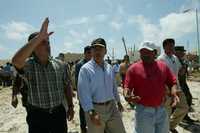 En Majahual, Felipe Calderón, acompañado de Félix González Canto, gobernador de Quintana Roo, realiza un recorrido por la zona devastada por el huracán Dean