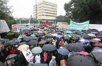 Pese a la intensa lluvia que cayó sobre la ciudad este miércoles agremiados protestaron frente a las instalaciones de la STPS